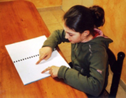 Non-voyant apprenant à lire un texte en braille