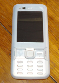 Un téléphone mobile à synthèse vocale